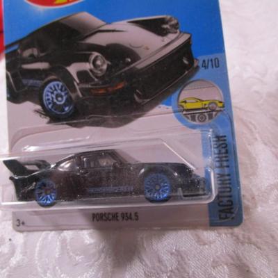 2 Hot Wheels cars