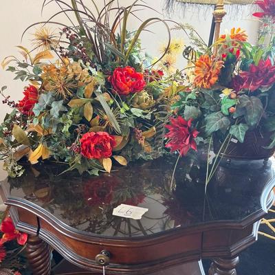 Coffee Table, Floral Arrangements & Lamps