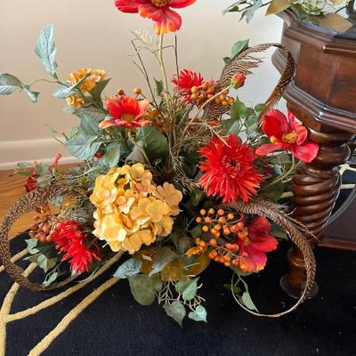 Coffee Table, Floral Arrangements & Lamps