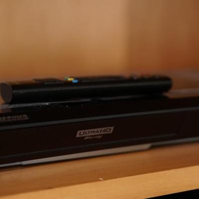 SONY BRAVIA 42" COLOR TV W/SAMSUNG BLUE RAY/ROKU