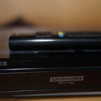 SONY BRAVIA 42" COLOR TV W/SAMSUNG BLUE RAY/ROKU