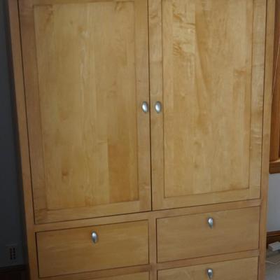 EXCELLENT CONTEMPORARY STYLE "HONEY " MAPLE COLORED ENTERTAINMENT CABINET W/BRUSHED CHROME HANDLES