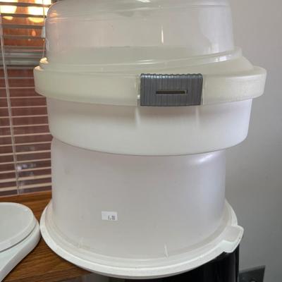 Appliances, cake carrier