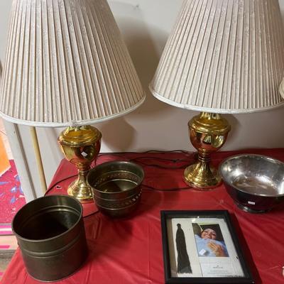 Lamps, wall decor,tables
