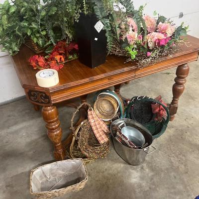 Sale Photo Thumbnail #279: Baskets wreaths, decor
Table not included