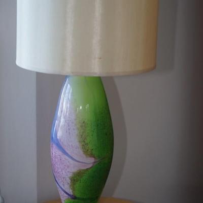 COLORFUL UNIQUE ART GLASS TABLE LAMP OF GREEN, PINKS AND PURPLE