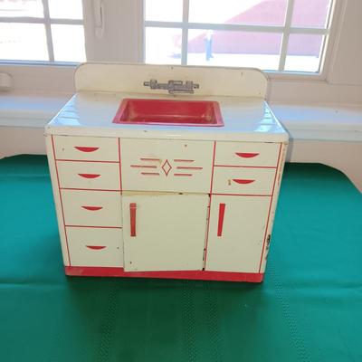 WOLVERINE TIN LITHO TOY KITCHEN CABINET WITH SINK PLAY SET