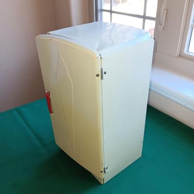 TIN LITHO TOY REFRIGERATOR W/LATCHING DOOR AND CRISPER DRAWER