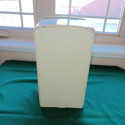 TIN LITHO TOY REFRIGERATOR W/LATCHING DOOR AND CRISPER DRAWER