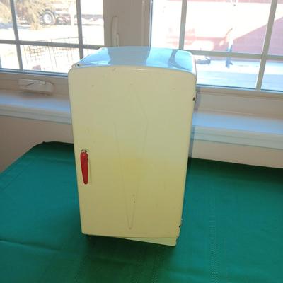TIN LITHO TOY REFRIGERATOR W/LATCHING DOOR AND CRISPER DRAWER