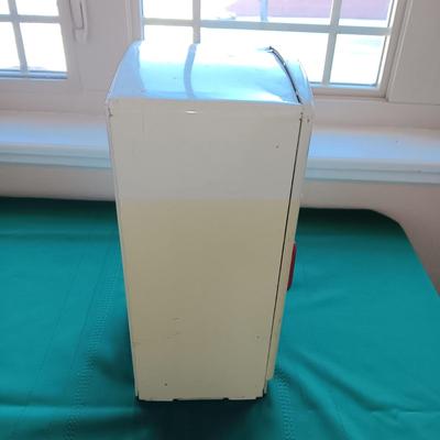 TIN LITHO TOY REFRIGERATOR W/LATCHING DOOR AND CRISPER DRAWER