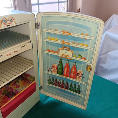 TIN LITHO TOY REFRIGERATOR W/LATCHING DOOR AND CRISPER DRAWER