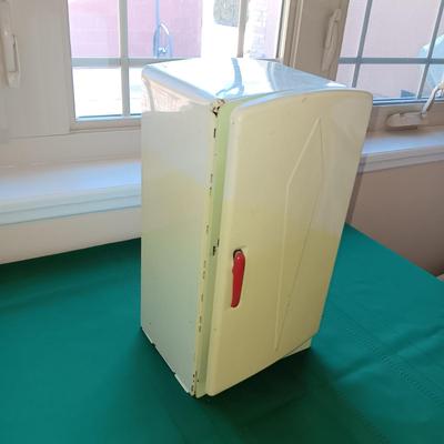 TIN LITHO TOY REFRIGERATOR W/LATCHING DOOR AND CRISPER DRAWER