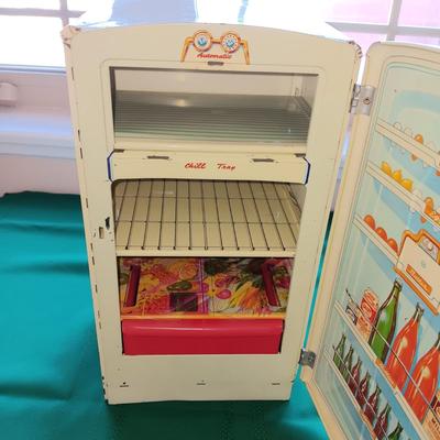 TIN LITHO TOY REFRIGERATOR W/LATCHING DOOR AND CRISPER DRAWER
