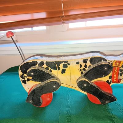 "SNOOPY" PULL TOY W/SOUND AND A BULL DOG WIND UP TOY