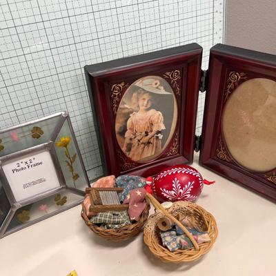 Frames and small baskets with egg ornament