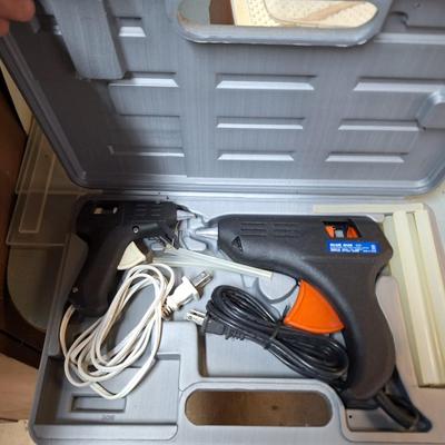 2 glue guns w/ case