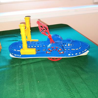 ROCKY MOUNTAIN NEWS WOODEN COIN BANK, PLASTIC BOAT AND NIB CUB SCOUT PINEWOOD DERBY KIT