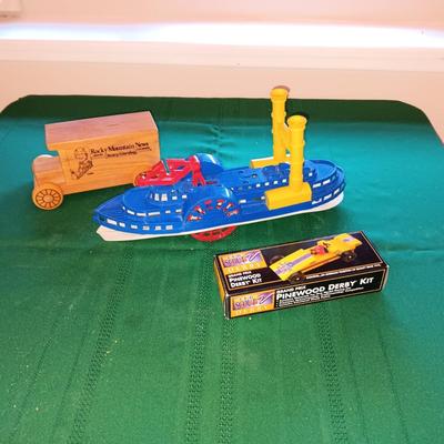 ROCKY MOUNTAIN NEWS WOODEN COIN BANK, PLASTIC BOAT AND NIB CUB SCOUT PINEWOOD DERBY KIT