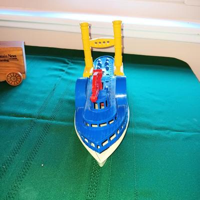 ROCKY MOUNTAIN NEWS WOODEN COIN BANK, PLASTIC BOAT AND NIB CUB SCOUT PINEWOOD DERBY KIT