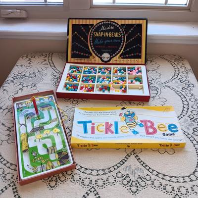 HASBRO SNAP-IN-BEADS AND TICKLE BEE GAME