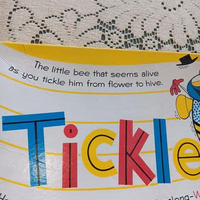 HASBRO SNAP-IN-BEADS AND TICKLE BEE GAME
