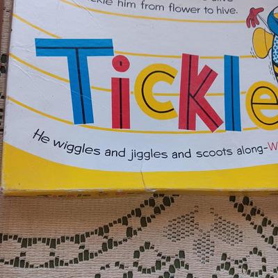 HASBRO SNAP-IN-BEADS AND TICKLE BEE GAME
