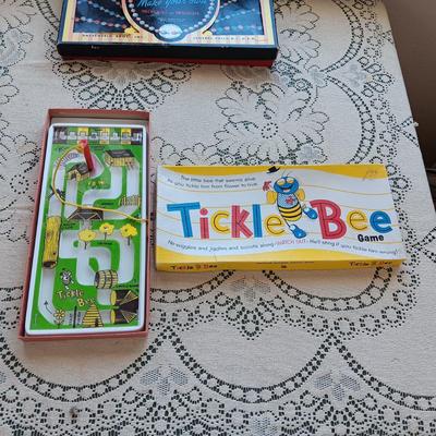 HASBRO SNAP-IN-BEADS AND TICKLE BEE GAME