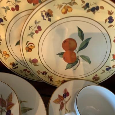 25 pieces Royal Worcester England Evesham Fine China Lot