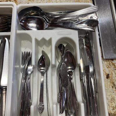 A LARGE ASSORTMENT OF MISMATCHED FLATWARE