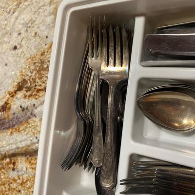 A LARGE ASSORTMENT OF MISMATCHED FLATWARE