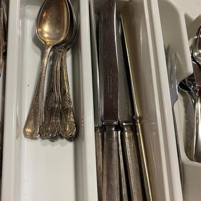 A LARGE ASSORTMENT OF MISMATCHED FLATWARE