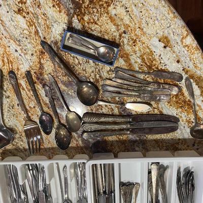 A LARGE ASSORTMENT OF MISMATCHED FLATWARE