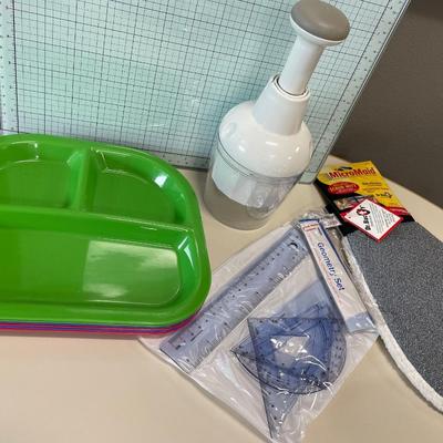 Pampered Chef chopper with Geometry set, plates and mitt