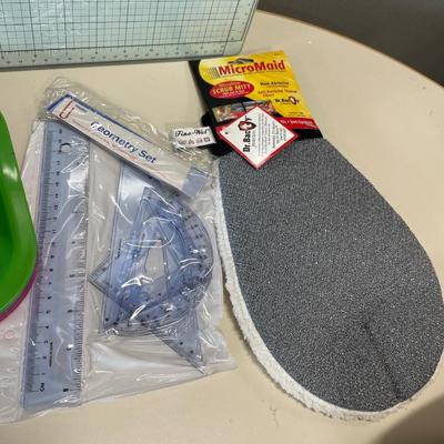 Pampered Chef chopper with Geometry set, plates and mitt