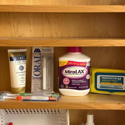 AN ASSORTMENT OF HEALTH AND BEAUTY ITEMS