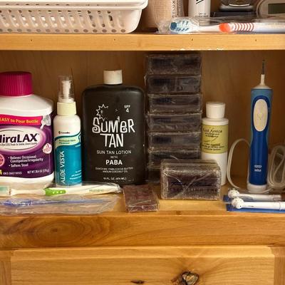 AN ASSORTMENT OF HEALTH AND BEAUTY ITEMS