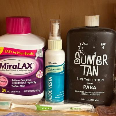 AN ASSORTMENT OF HEALTH AND BEAUTY ITEMS