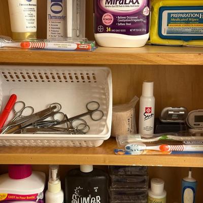 AN ASSORTMENT OF HEALTH AND BEAUTY ITEMS