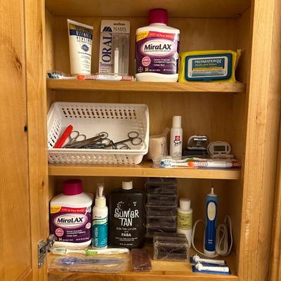 AN ASSORTMENT OF HEALTH AND BEAUTY ITEMS
