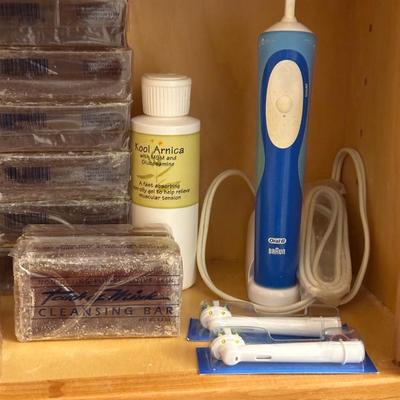 AN ASSORTMENT OF HEALTH AND BEAUTY ITEMS