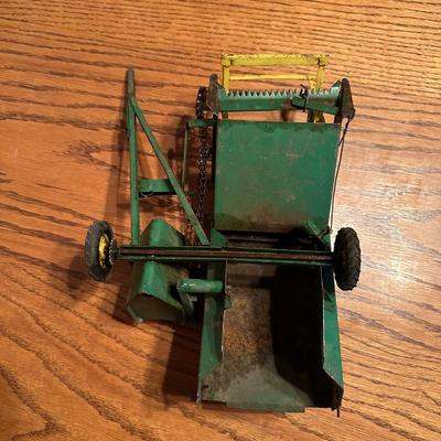 1950's JOHN DEERE DIE-CAST TOY COMBINE