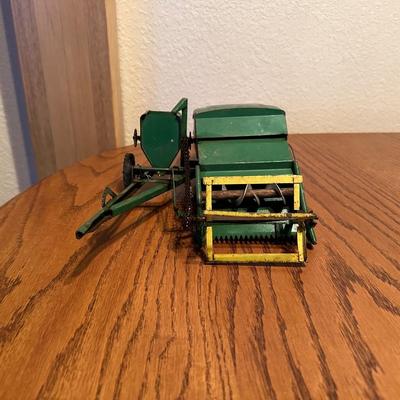 1950's JOHN DEERE DIE-CAST TOY COMBINE