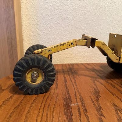 NY-LINT DIE CAST TOY ROAD GRADER AND A JOHN DEERE TRACTOR
