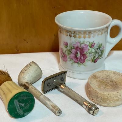 Vintage shaving kit and pipe