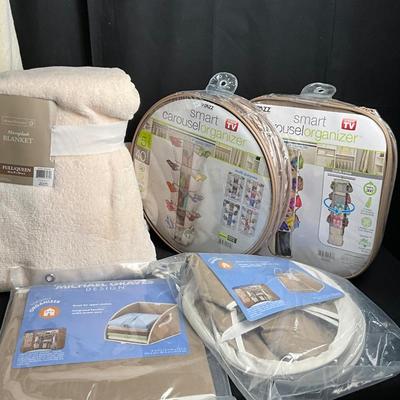 Lot U 610 NWT Plush Bath Robe, NIB Organizers, Microplush Full Size Blanket, NIB Shoulder Heating Pad