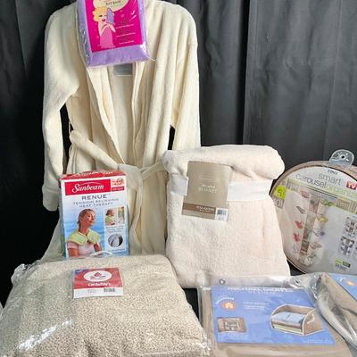 Lot U 610 NWT Plush Bath Robe, NIB Organizers, Microplush Full Size Blanket, NIB Shoulder Heating Pad