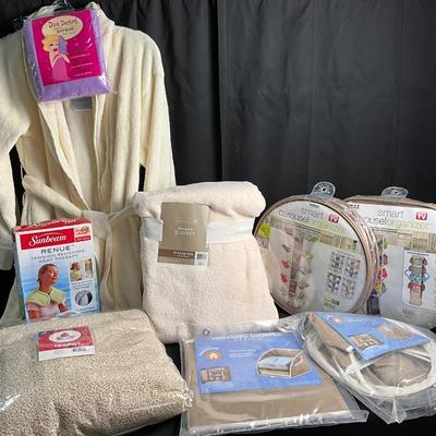 Lot U 610 NWT Plush Bath Robe, NIB Organizers, Microplush Full Size Blanket, NIB Shoulder Heating Pad