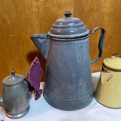 3 vintage teapots