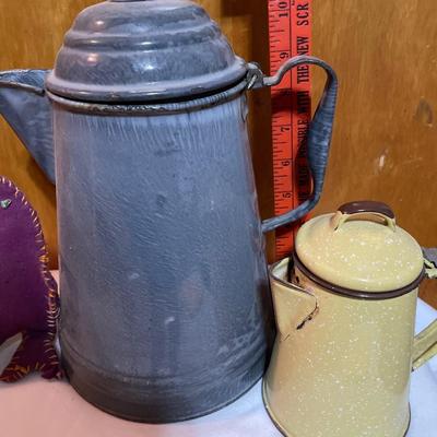 3 vintage teapots